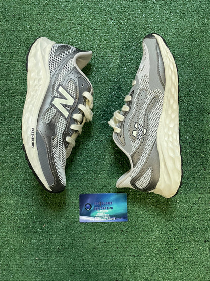 New Balance Arishi V4 size 7.5men/9women