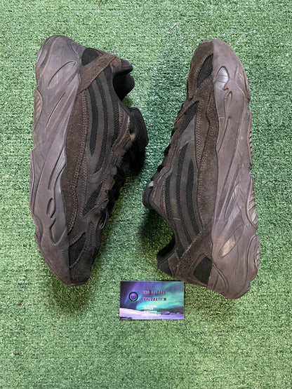 Adidas Yeezy boost 700 V2 Vanta size 11men/12.5women