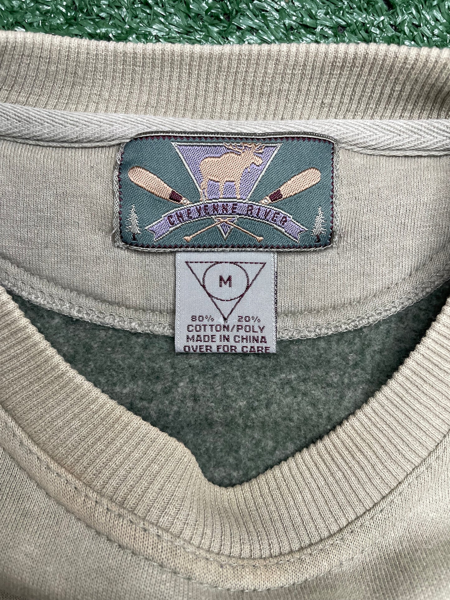 Vintage 1990s Alaska wolves embroidered crewneck