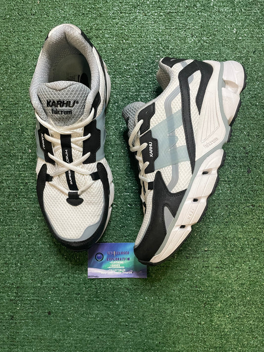 Karhu super fulcrum white/sterling blue size 10men/11.5women