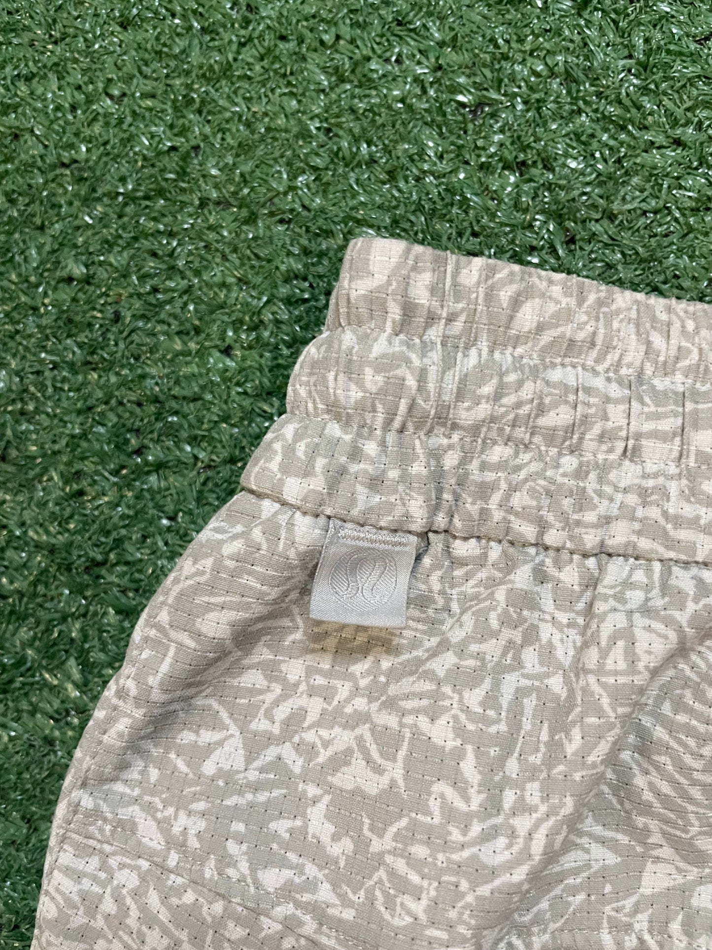 Lululemon Bowline grey and white pattern shorts