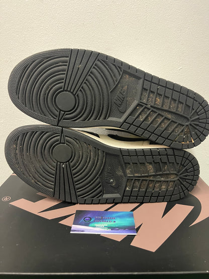 Jordan 1 low mocha size 10men/11.5women