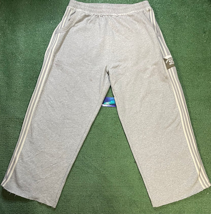 Gv Gallery Raspberry Hills lil Leon grey sweatpants