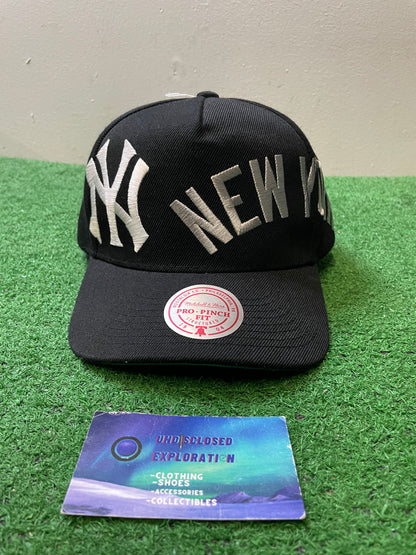 New York Yankees black and white Mitchell & Ness hat