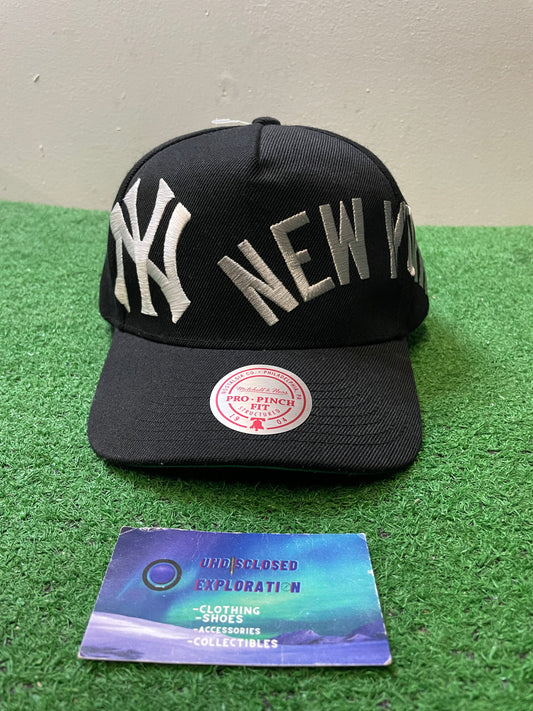 New York Yankees black and white Mitchell & Ness hat