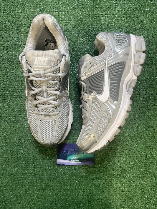Nike Vomero 5 cool grey size 8men/9.5women