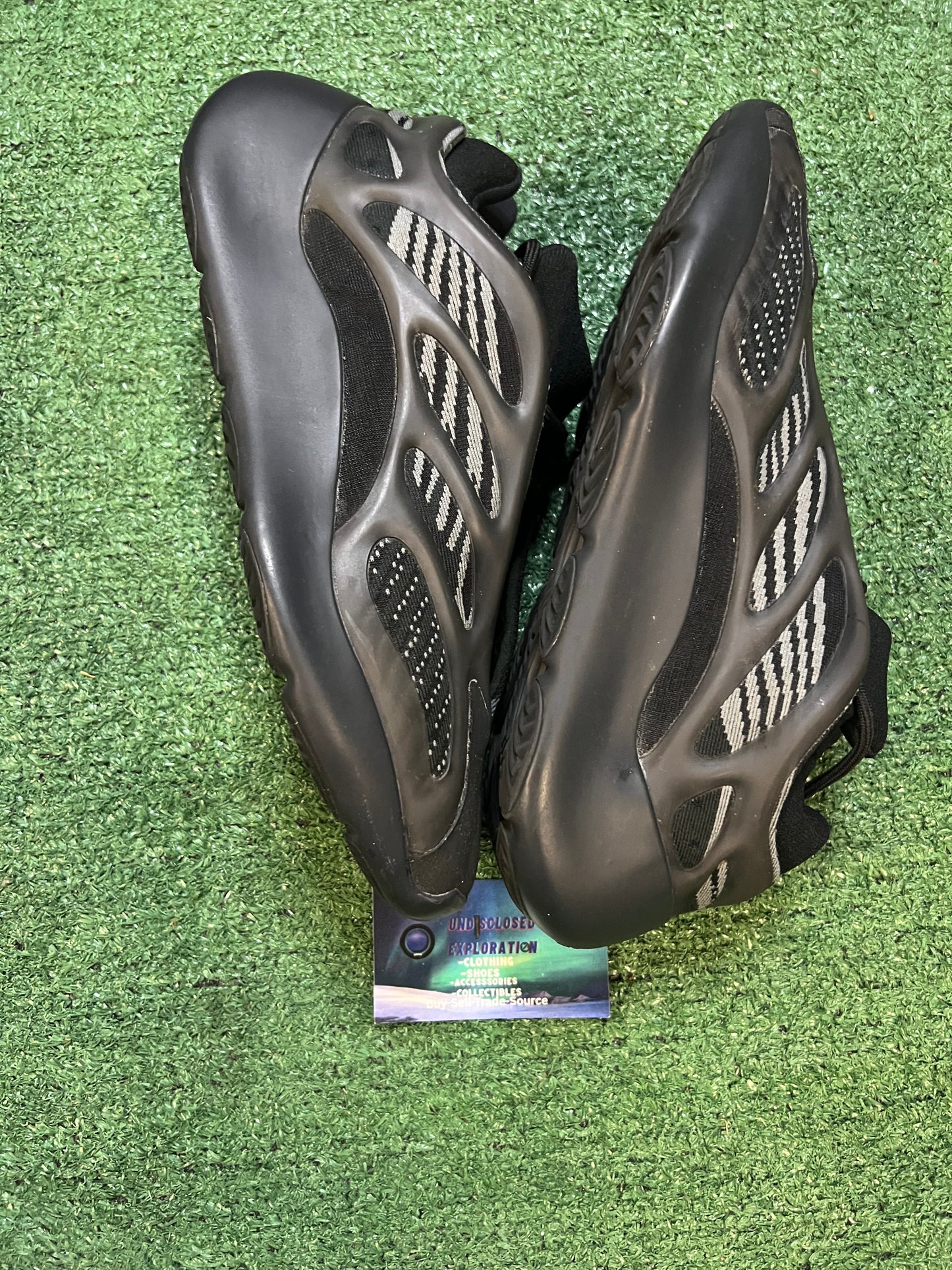 Yeezy 700 V3 Alvah size 9men/10.5women