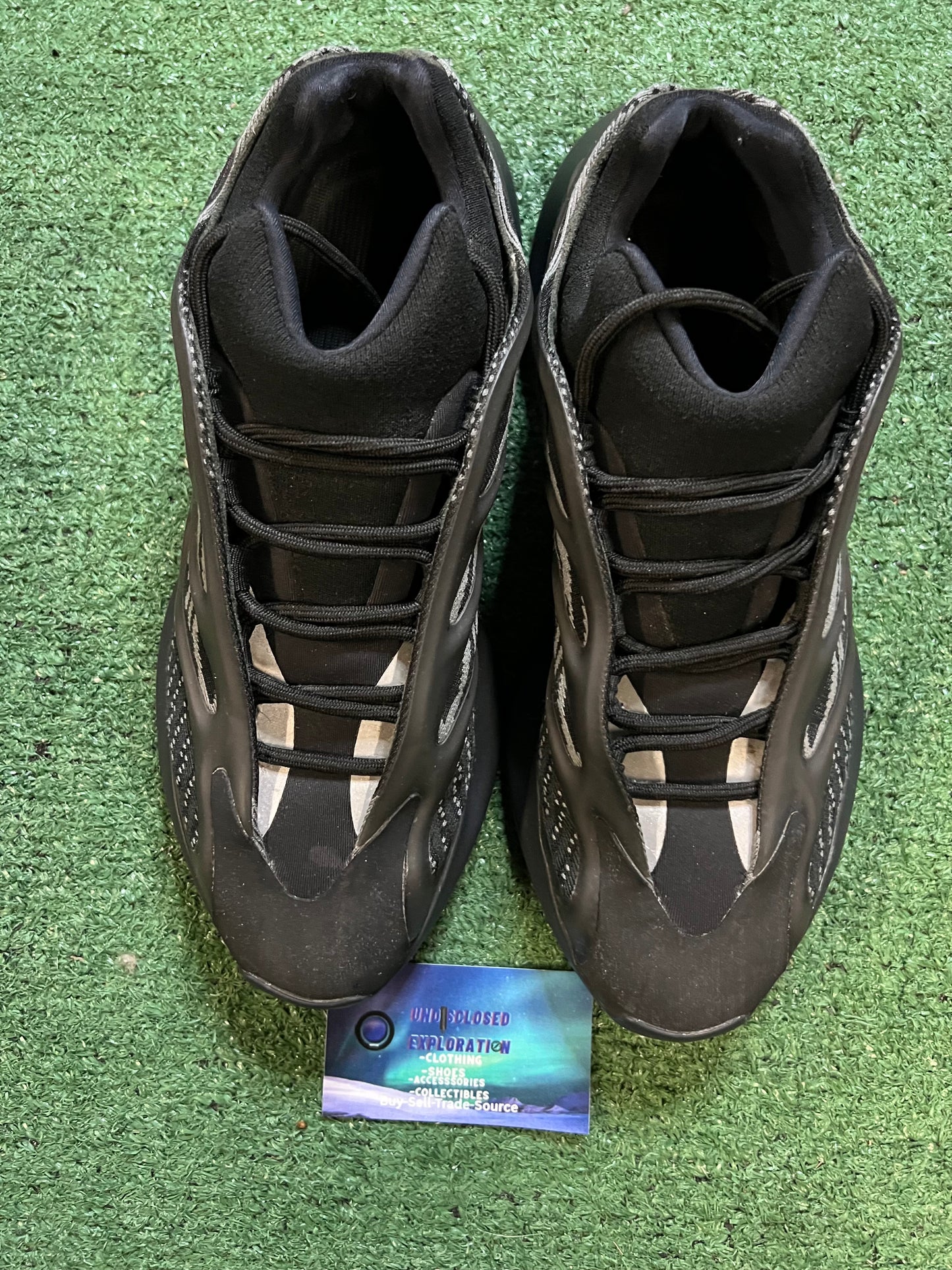 Yeezy 700 V3 Alvah size 9men/10.5women