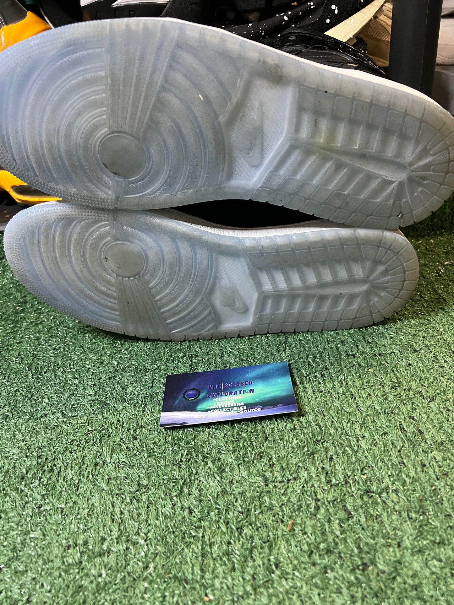 Jordan 1 mid space jam size 11men/12.5women