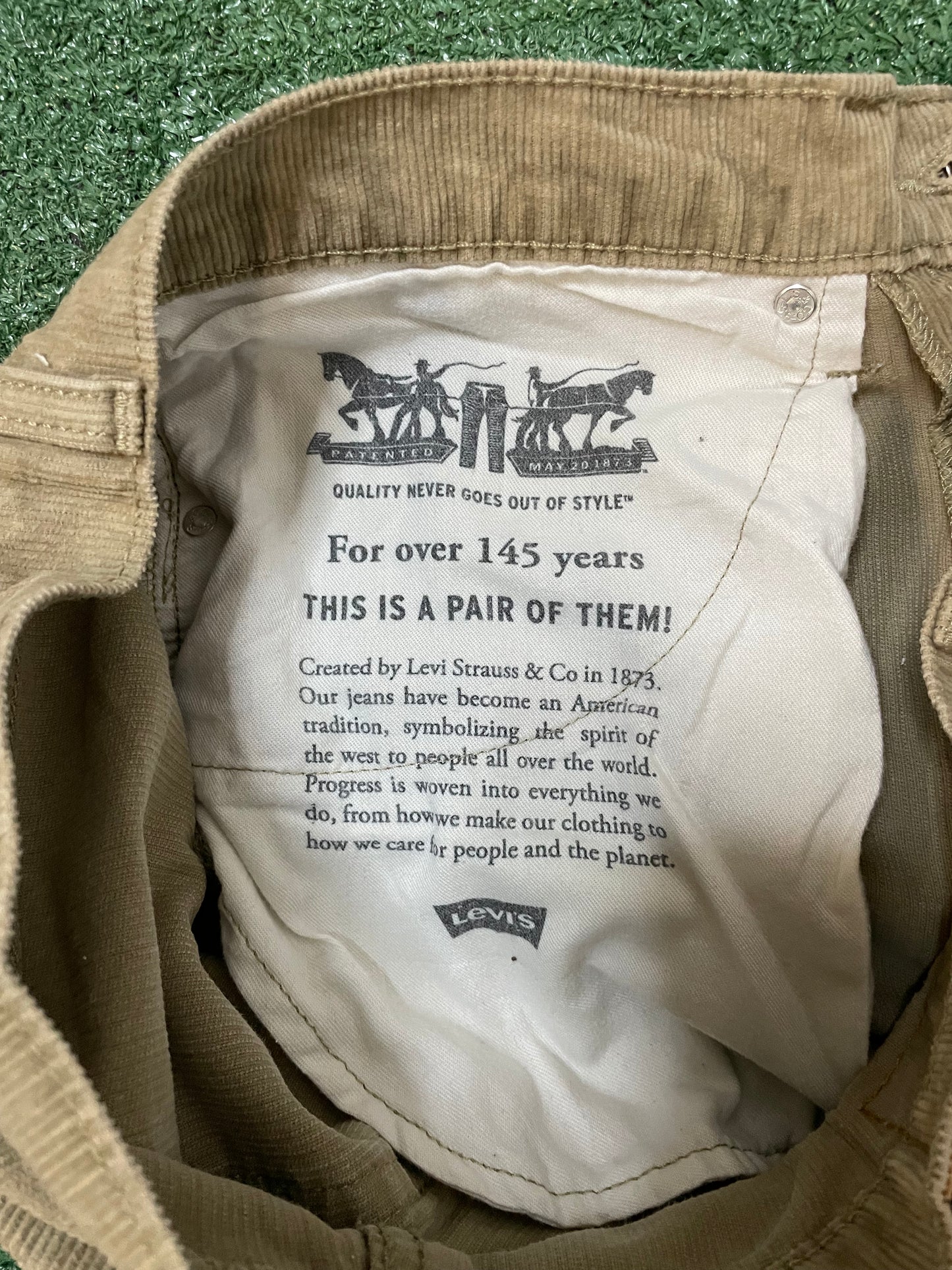 Levi 514 beige corduroy jeans