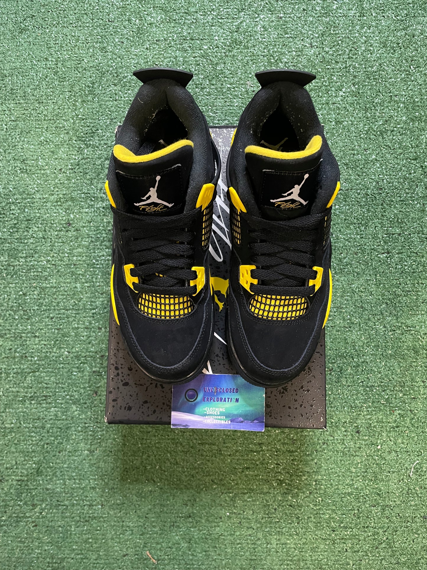 Air Jordan 4 thunder size 5youth/6.5women