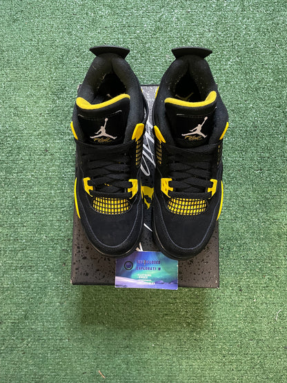 Air Jordan 4 thunder size 5youth/6.5women