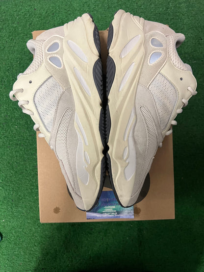 Yeezy analog 700 size 10.5men/12women