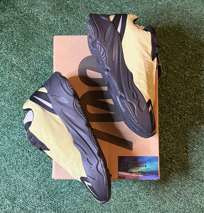 Yeezy Boost 700 Mnvn Resin