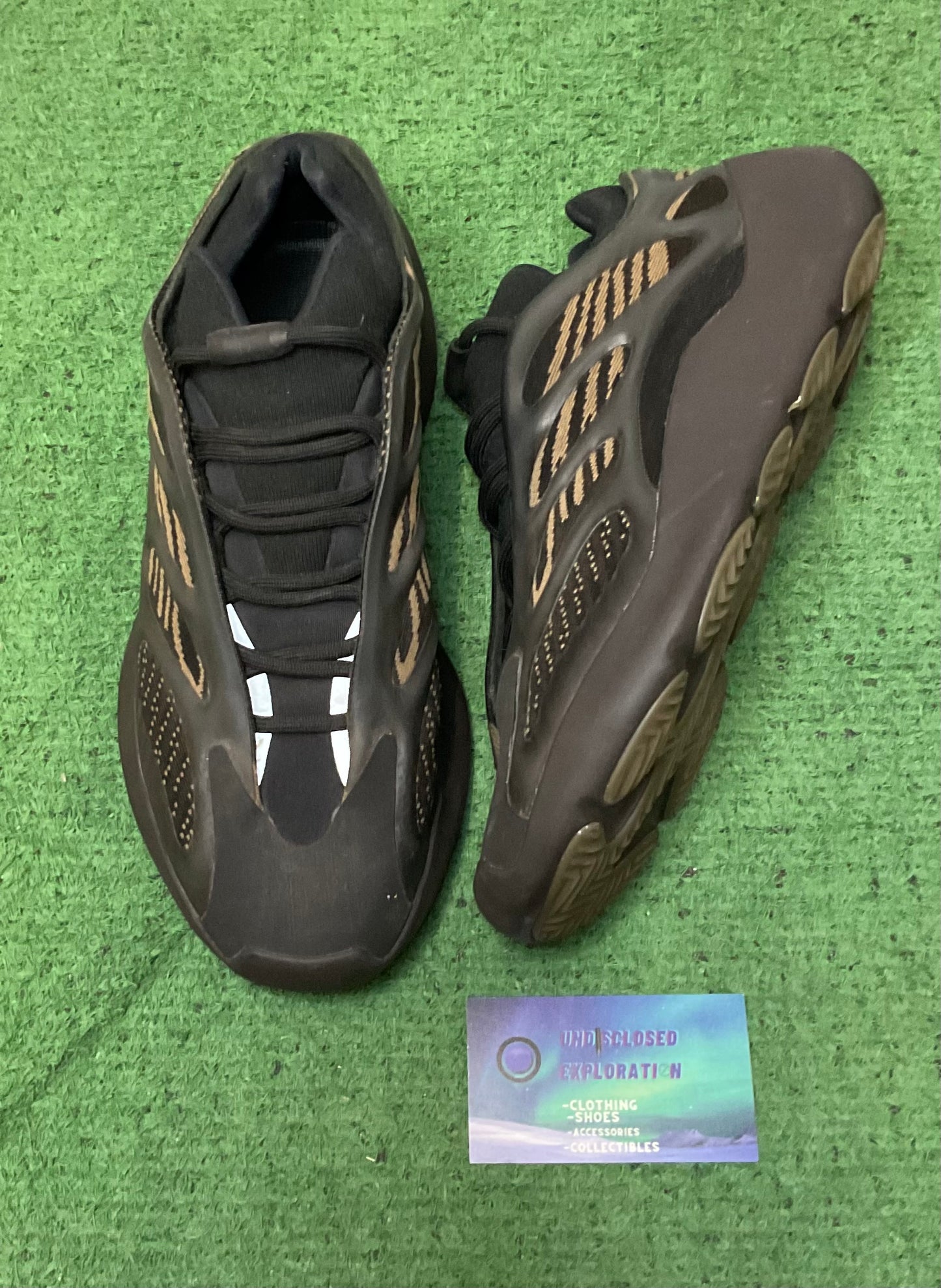 Yeezy 700 V3 “Clay Brown” size 9.5men/11women