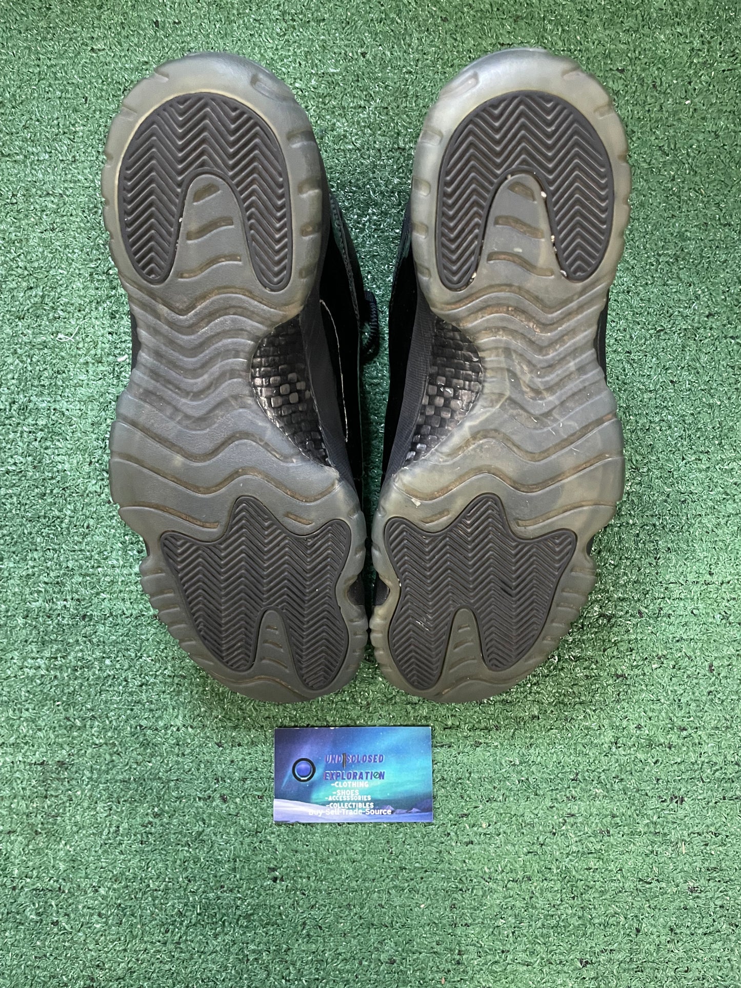 Jordan 11 cap and gown size 11men/12.5women