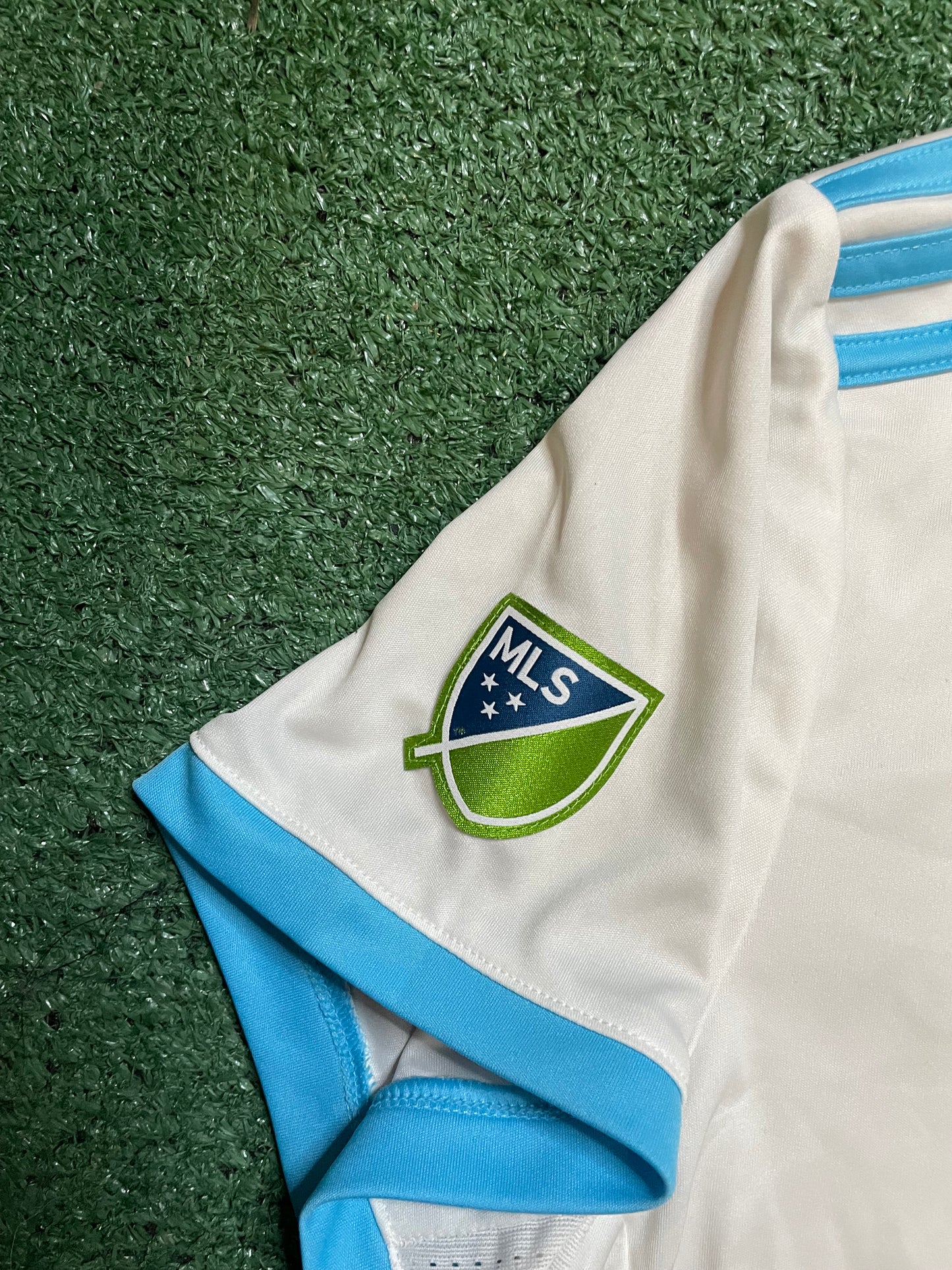 Seattle Sounders 2017/2018  white and blue away jersey