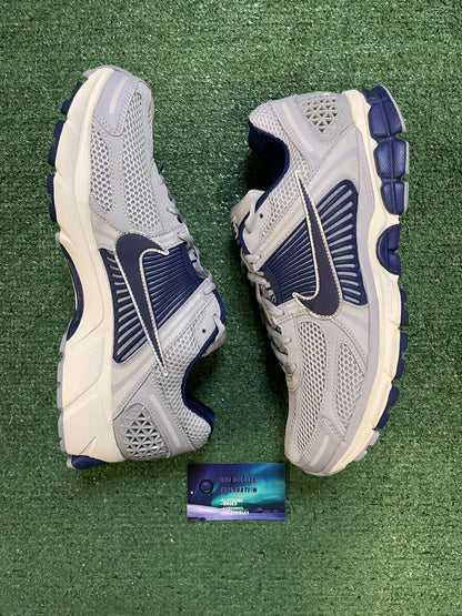 Nike Vomero 5 yankee size 11men/12.5women