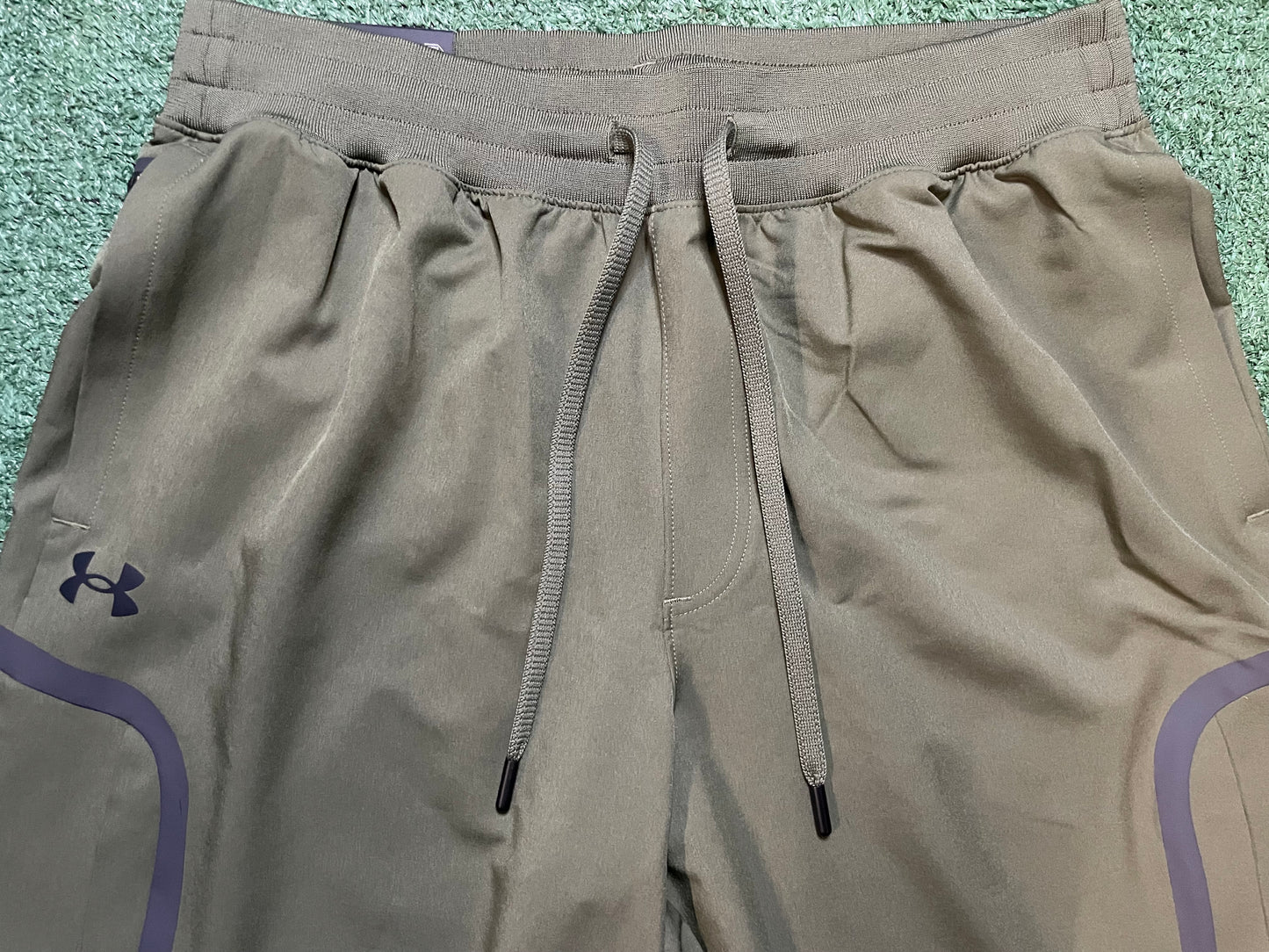 Under Armour woven olive cargo pants