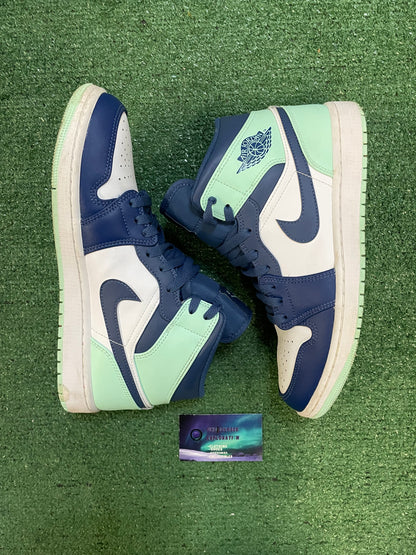 Jordan 1 mid blue mint size 9.5men/11women