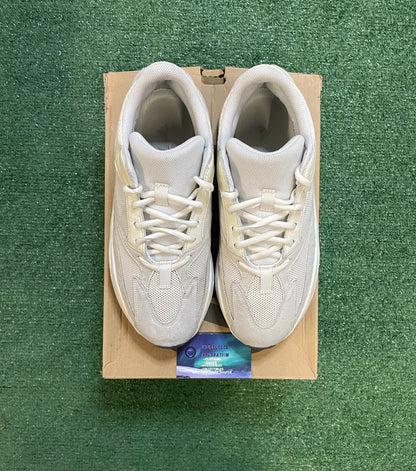 Yeezy Boost 700 analog size 11men/12.5women