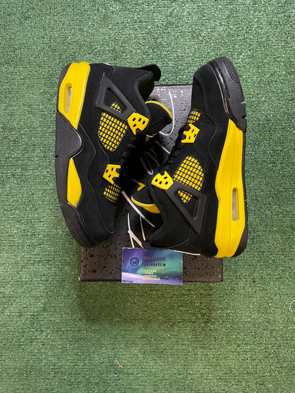 Air Jordan 4 thunder size 5youth/6.5women