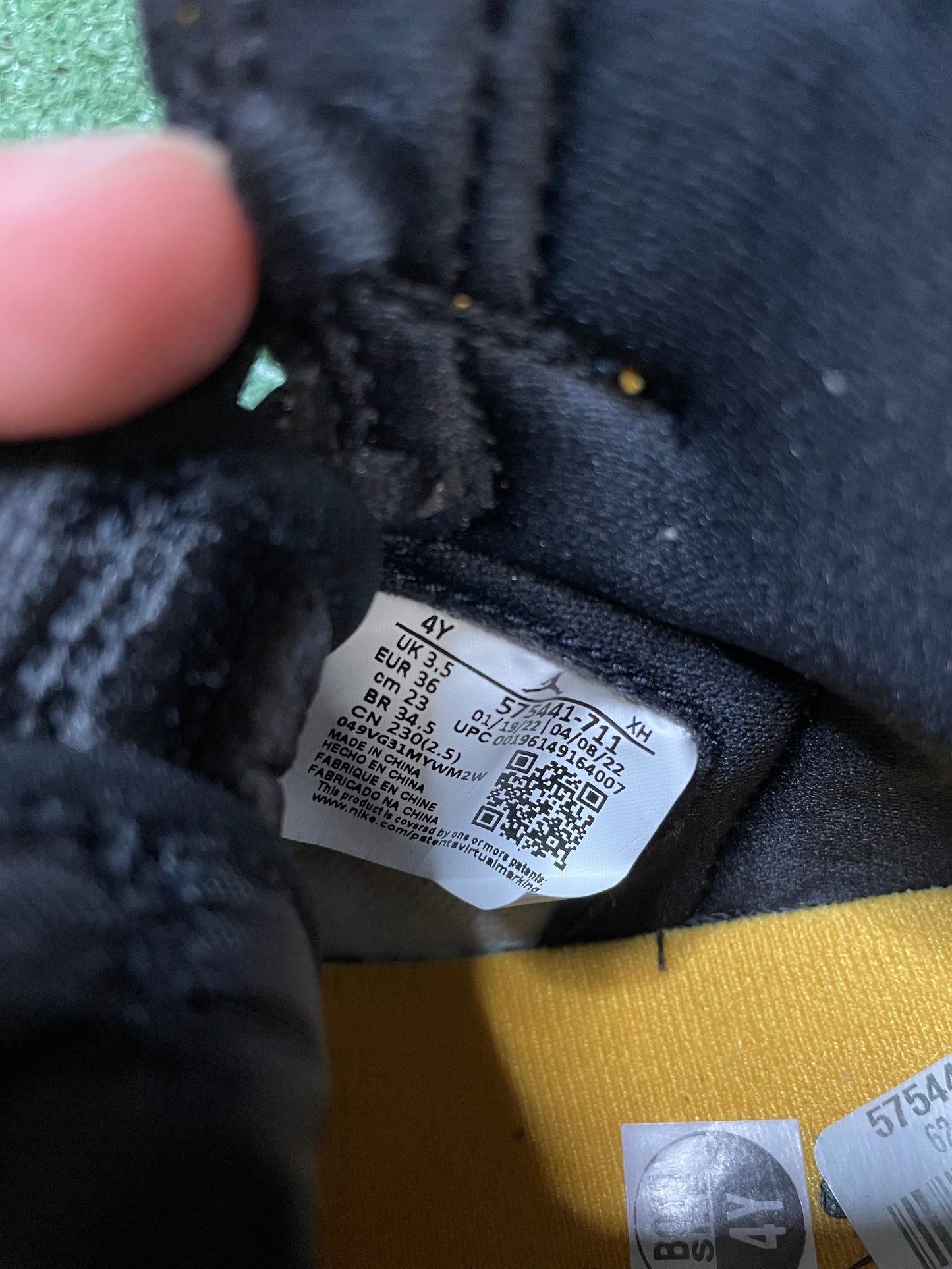 Nike Jordan 1 high yellow taxi size 4youth/5.5women