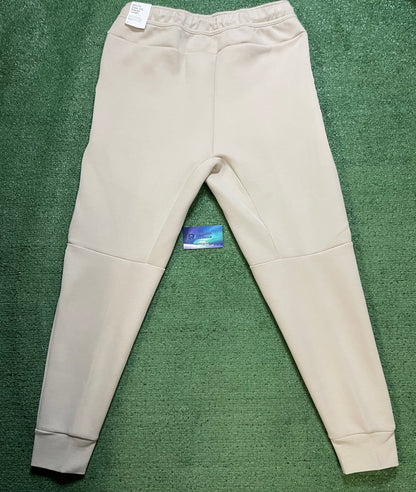 Nike Tech Fleece cream & black pants