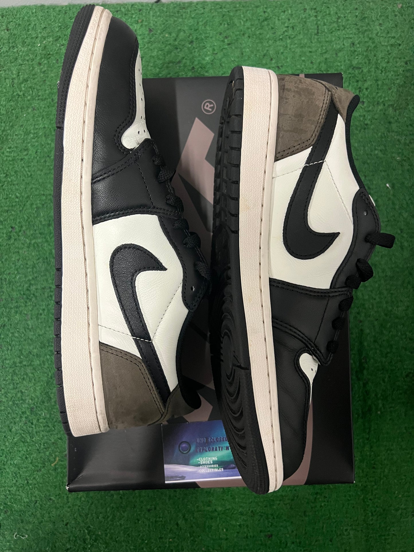 Jordan 1 low mocha size 10men/11.5women