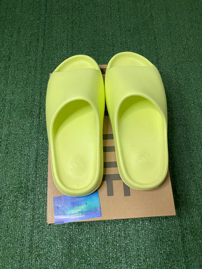 Yeezy slide “Glow” size 12men/13.5women