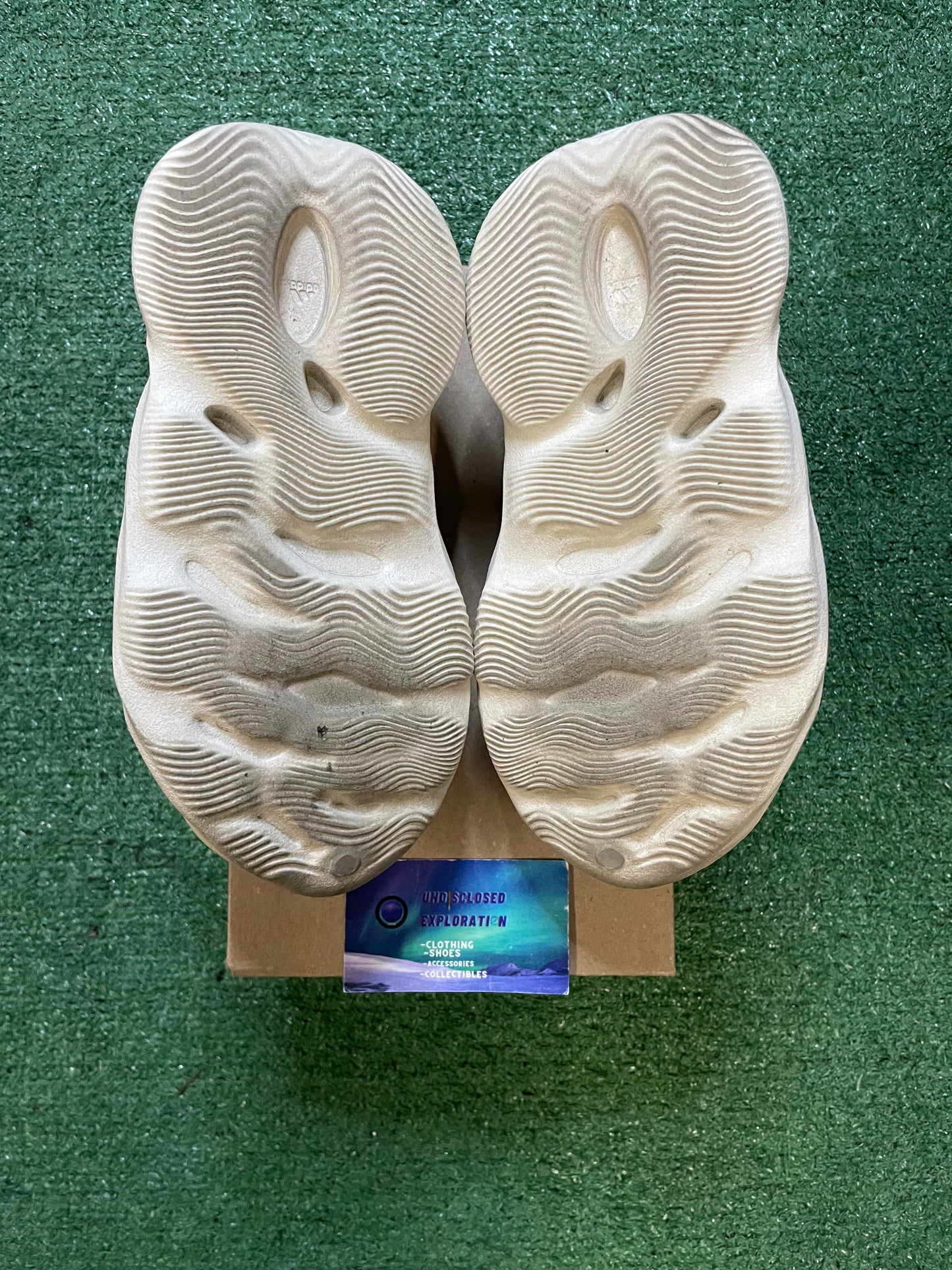 Yeezy foam runner sand size 5men/6.5women