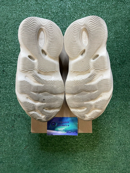 Yeezy foam runner sand size 5men/6.5women