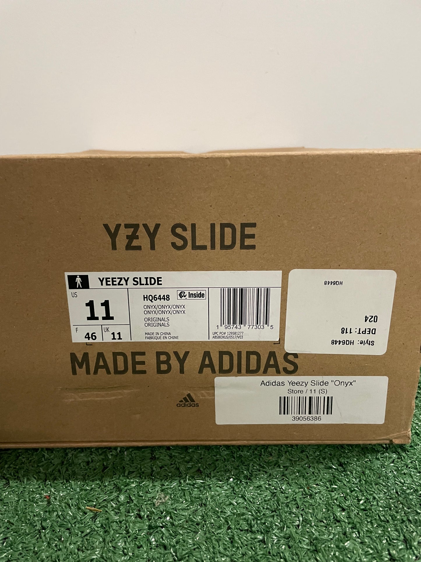 Yeezy slide onyx size 11men/12.5women