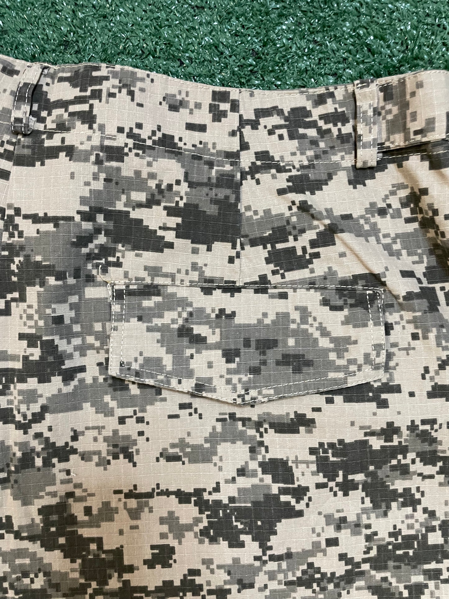 Gv Gallery Raspberry digital camo cargo pants