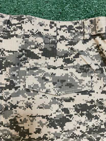 Gv Gallery Raspberry digital camo cargo pants