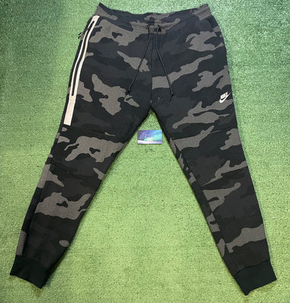 Nike tech fleece hero camo pants