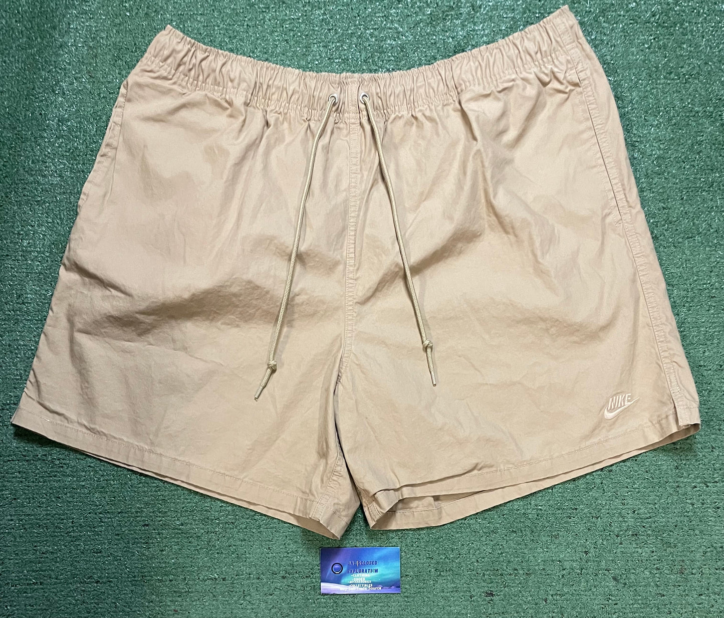 Nike Club Flow beige shorts