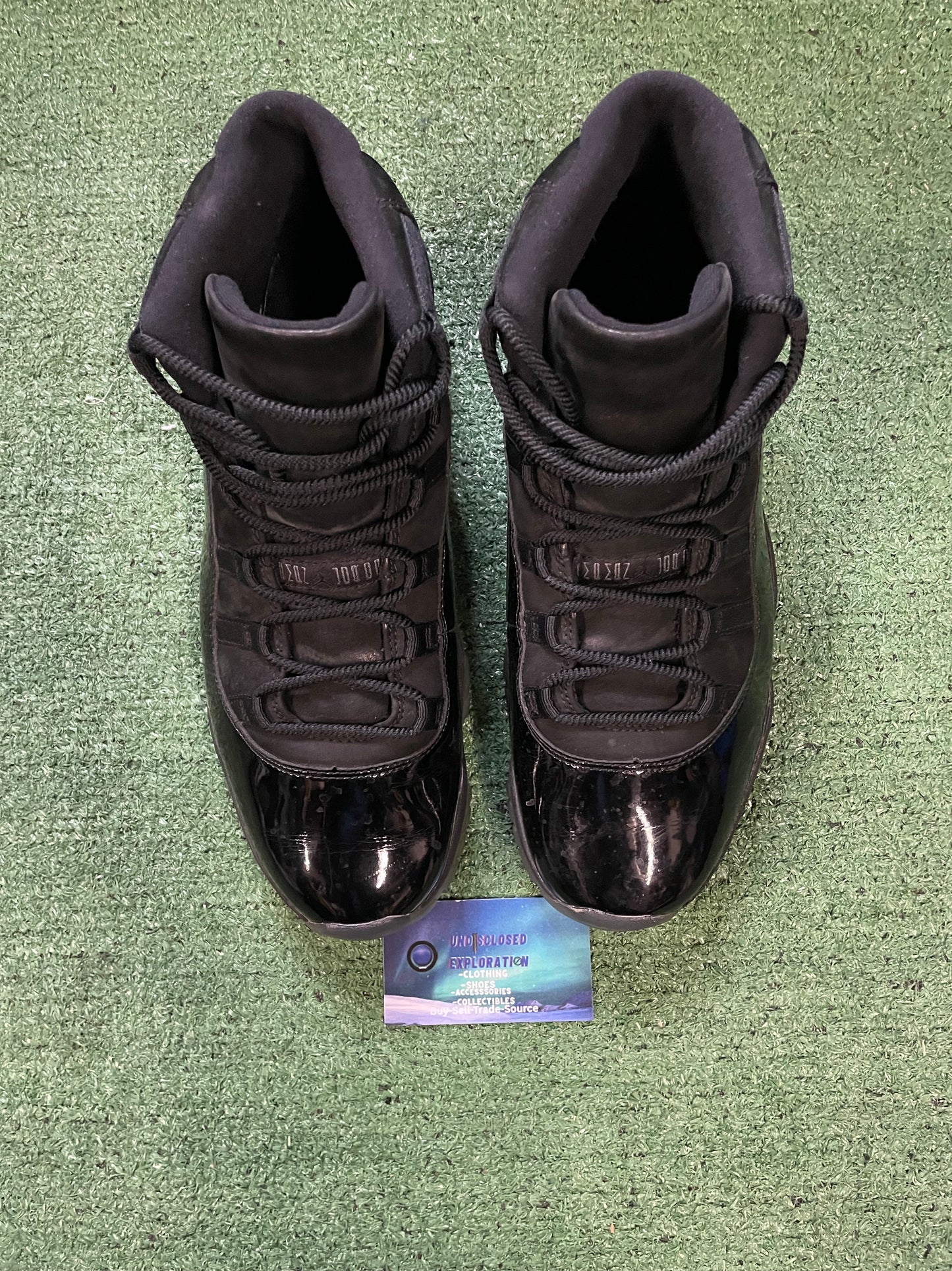 Jordan 11 cap and gown size 11men/12.5women