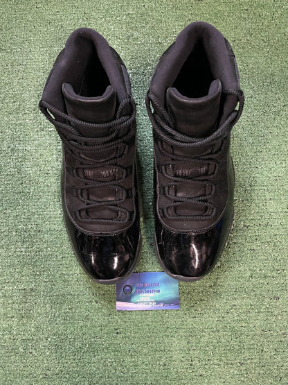 Jordan 11 cap and gown size 11men/12.5women