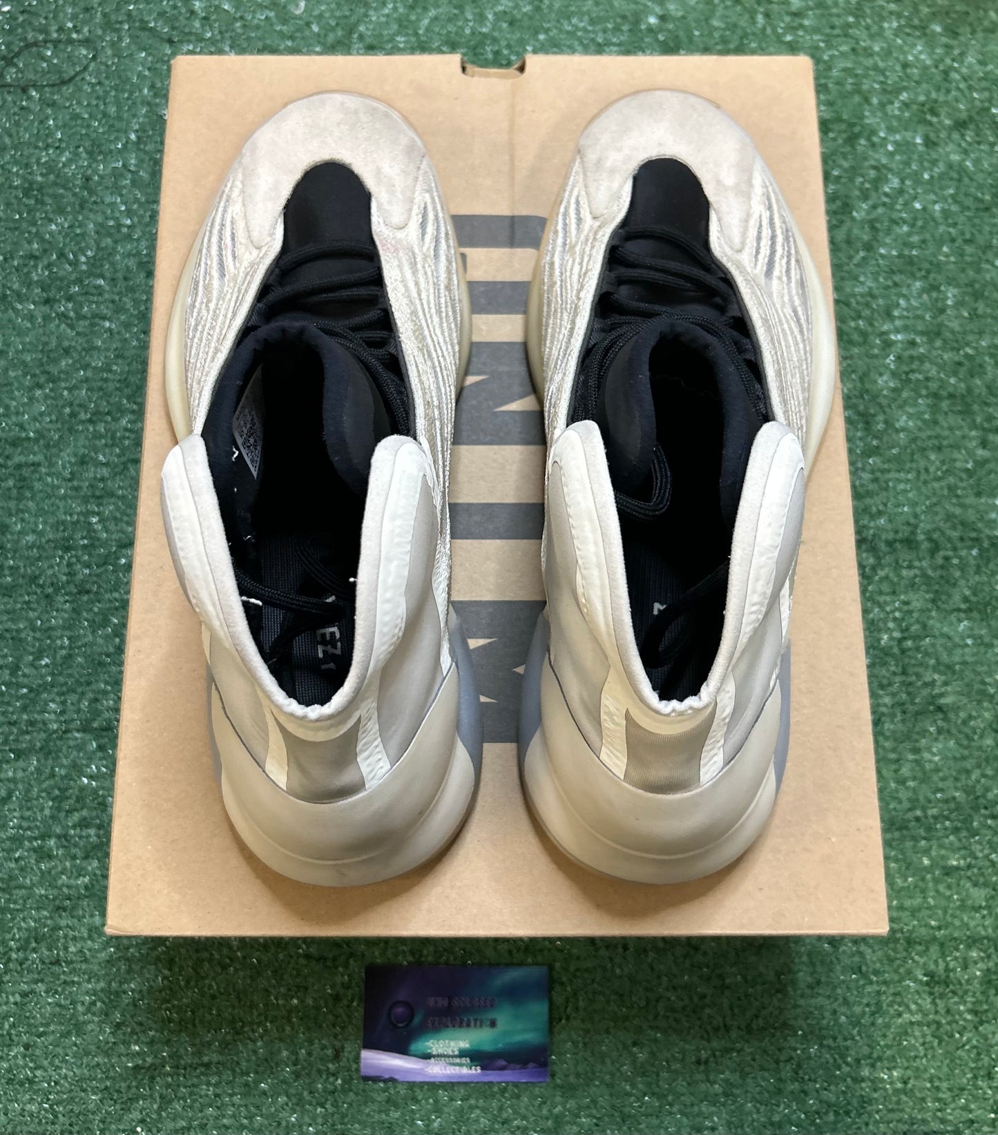 Yeezy quantum mist slate 10men/11.5women
