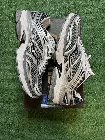 Saucony Progrid Omni 9 grey silver size 12men/13.5women