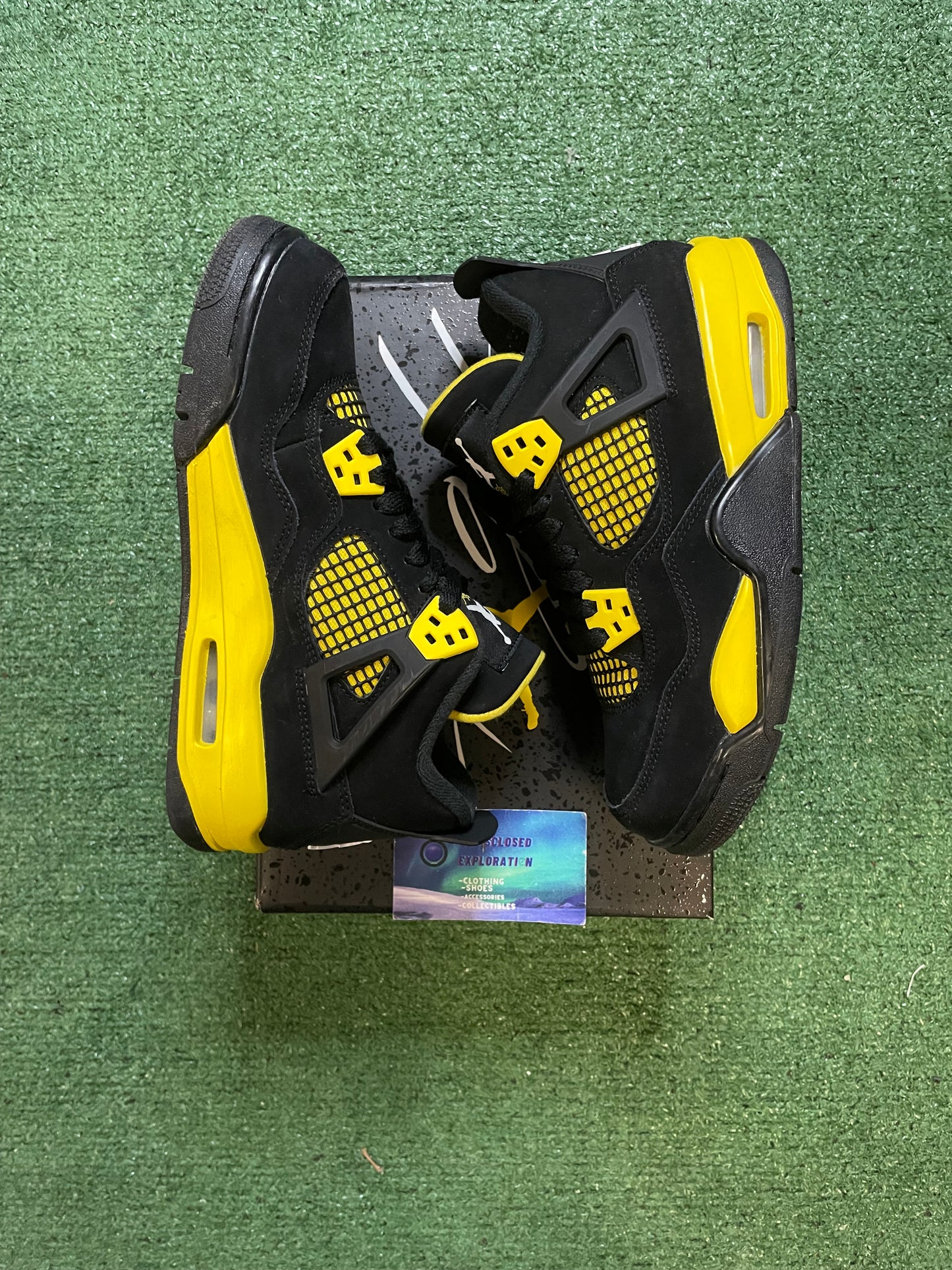 Air Jordan 4 thunder size 5youth/6.5women