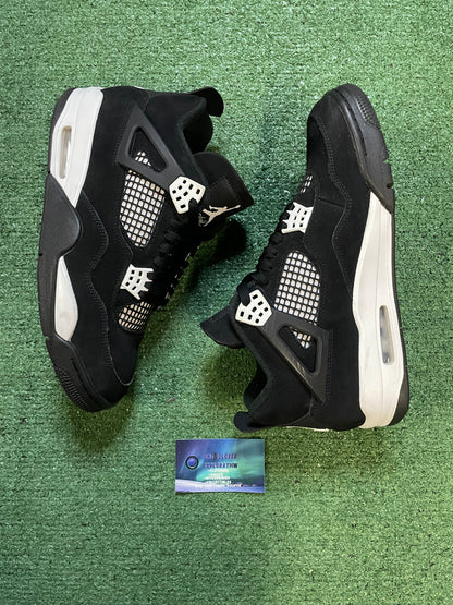 Air Jordan 4 white thunder size 10.5men/12women