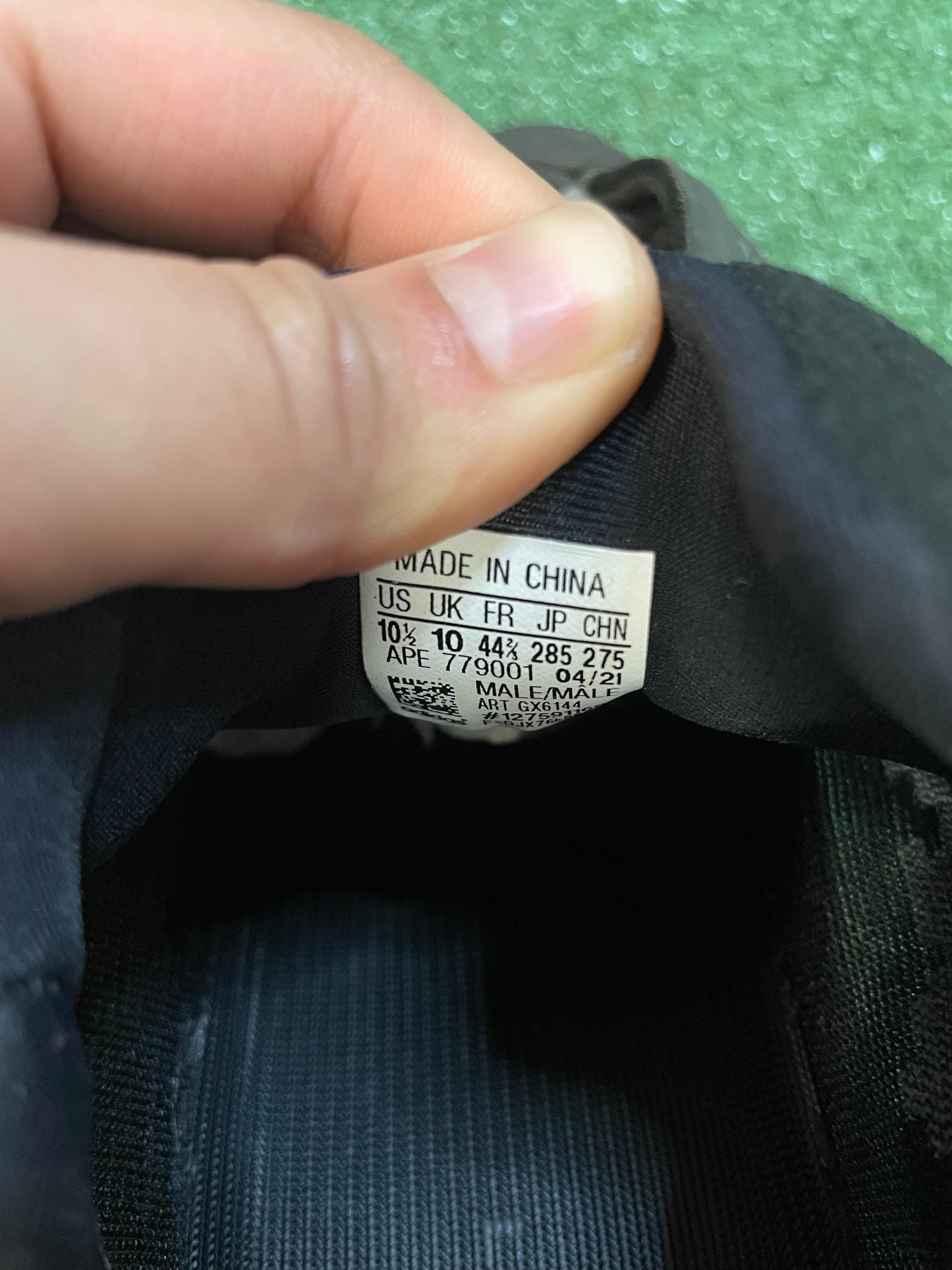Yeezy 700v3 dark glow size 10.5men/12women
