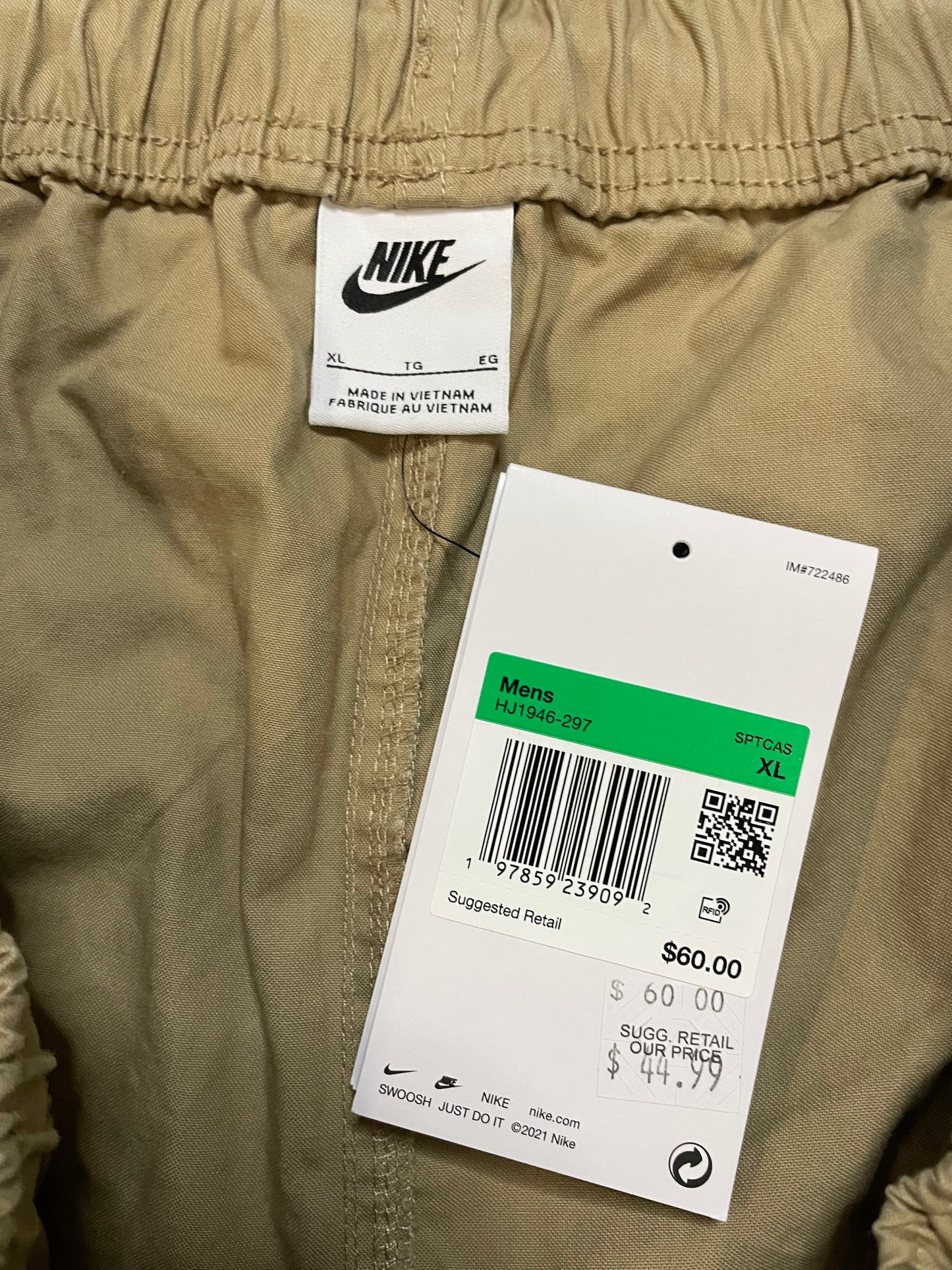 Nike Club Flow beige shorts