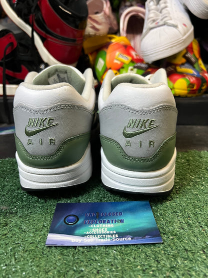 Nike air max 1 spiral sage size 10men/11.5women