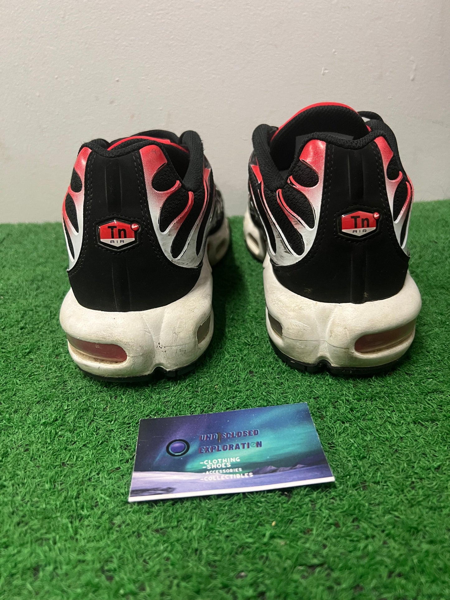 Nike air max plus black white university red size 11men/12.5women