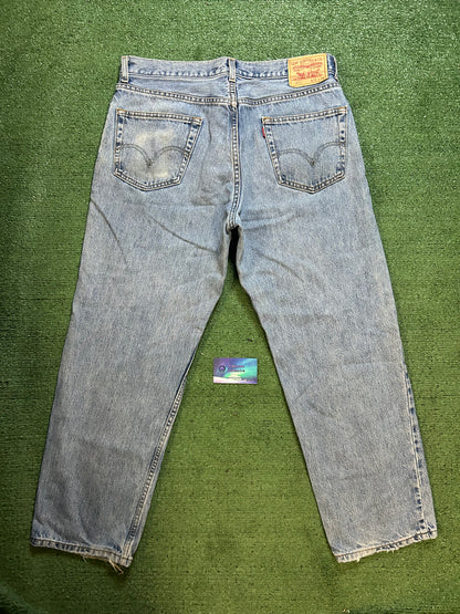 Levi 550 light wash jeans