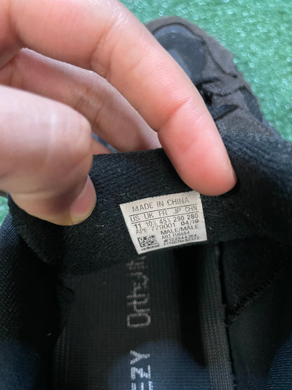 Adidas Yeezy boost 700 V2 Vanta size 11men/12.5women