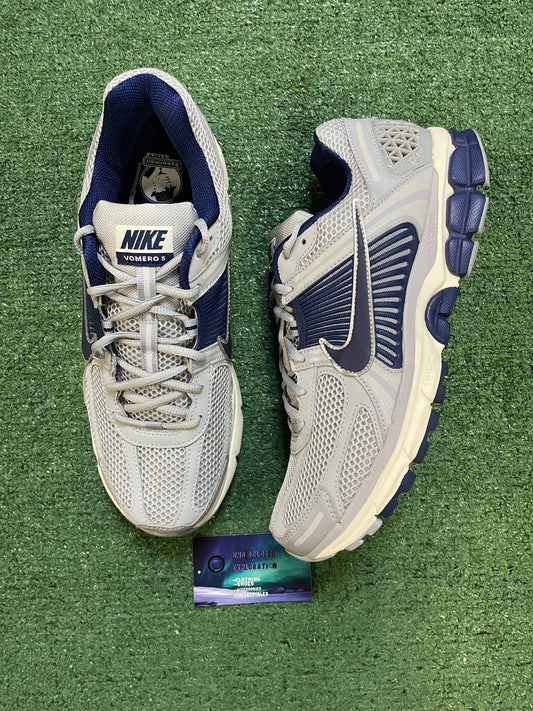 Nike Vomero 5 yankee size 11men/12.5women